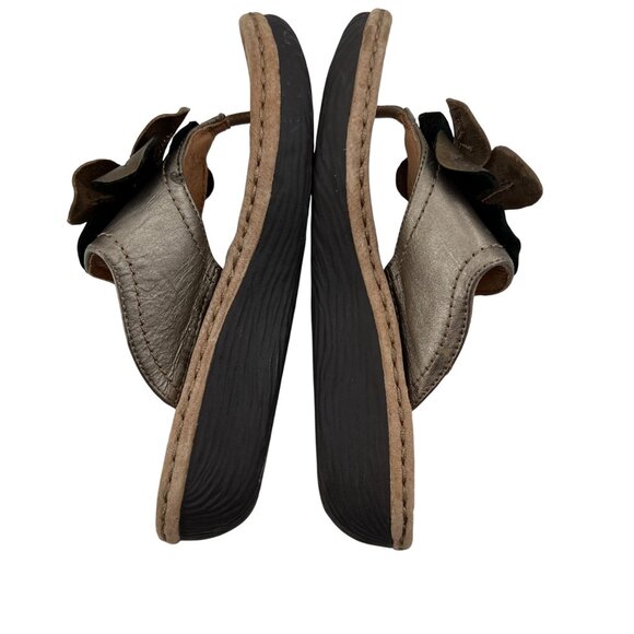 Clarks Artisan Women's Leather Flower Thong Sandals Metallic 8M Slip-On - Picture 2 of 7